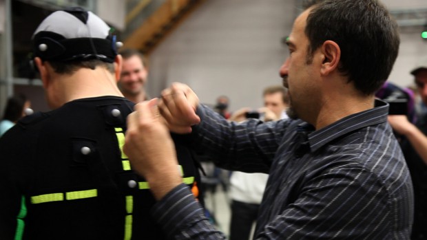 Die Mikrofone werden den Schauspielern über den Kopf gezogen. (Foto: mw)